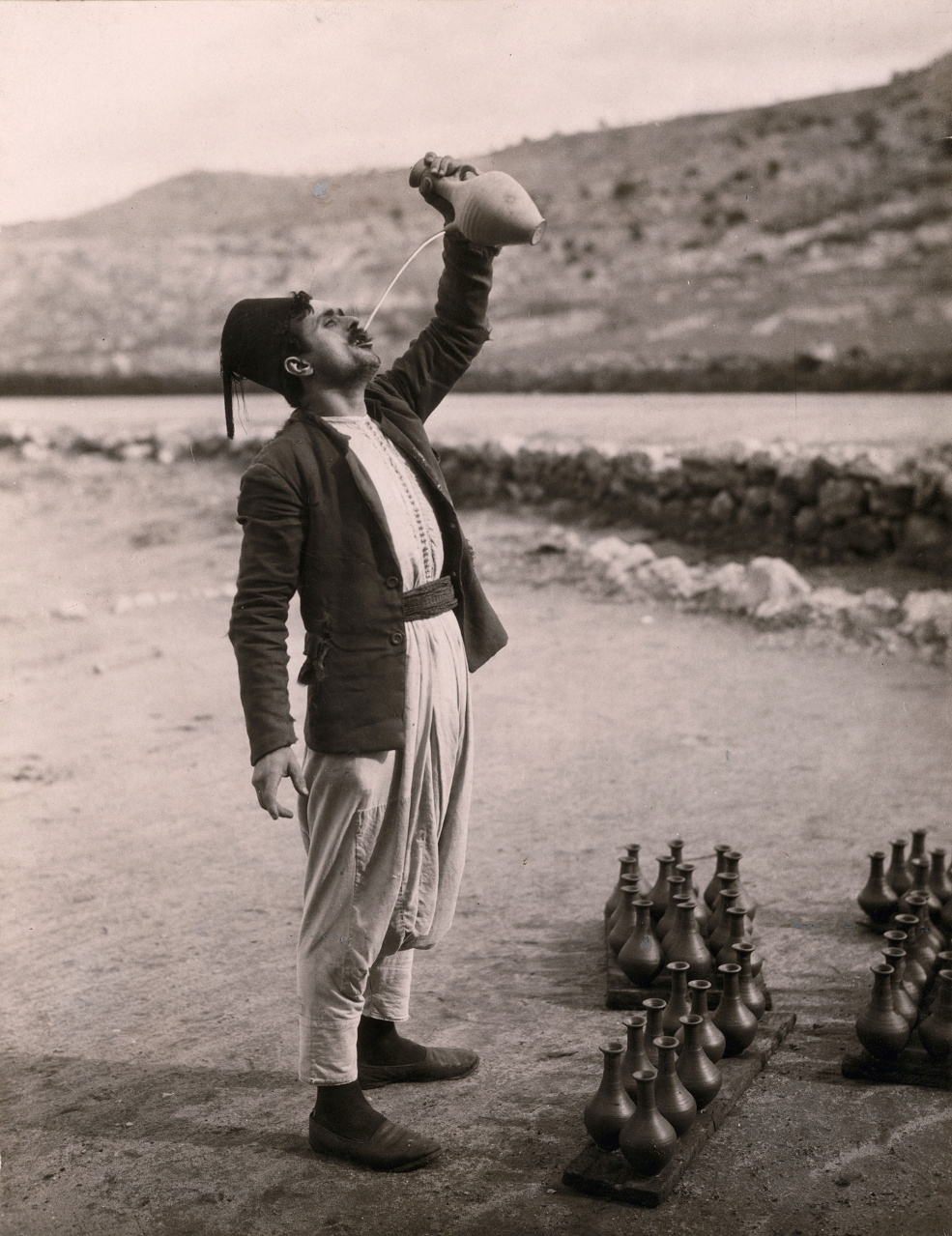  |Maynard Owen Williams, Mann an der Straße von Beirut nach Sidon, 1926 (© National Geographic Image Collection)